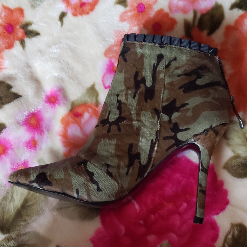 Betsy Johnson fur booties - Picture 2 of 8